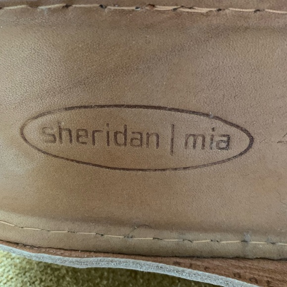 Slide sandals beige size 9 with fun flowers makes a statement - Picture 7 of 7